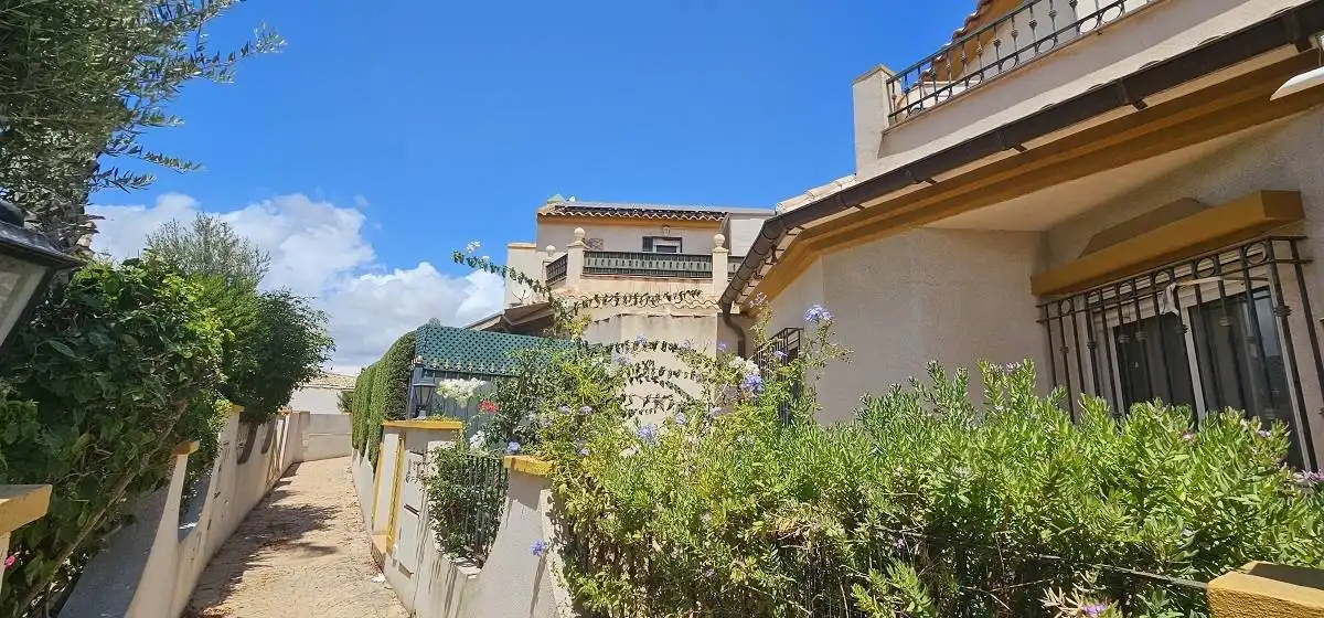 Vista exterior de Casa o xalet en venda en Orihuela amb Aire condicionat, Calefacció i Terrassa