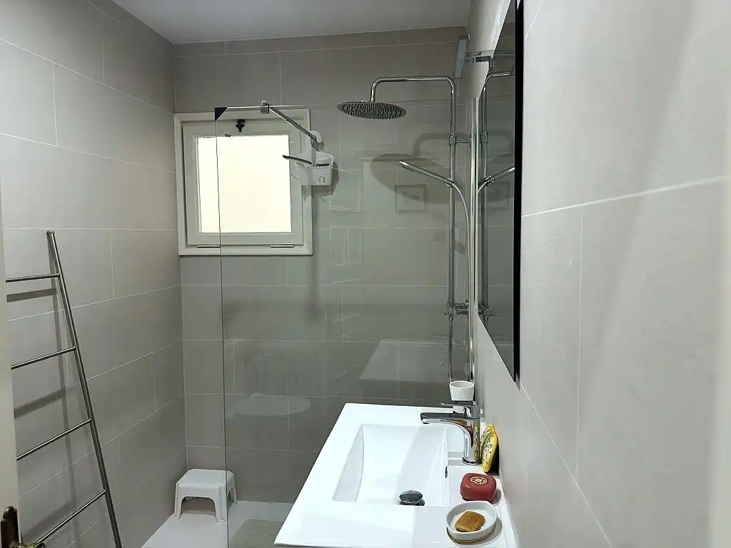 Bany de Apartament en venda en Figueres amb Aire condicionat, Terrassa i Moblat