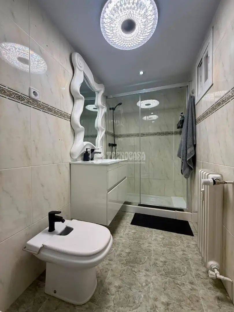 Bathroom of Flat for sale in Madrid  with Air Conditioner, Heating and Storage room