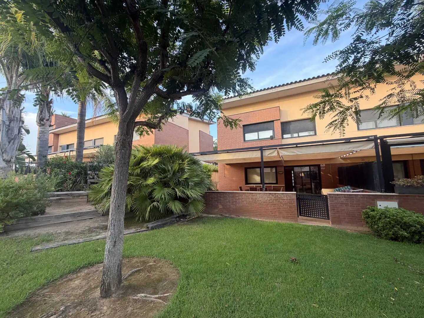 Vista exterior de Casa adosada en venda en Cambrils amb Aire condicionat, Calefacció i Jardí privat