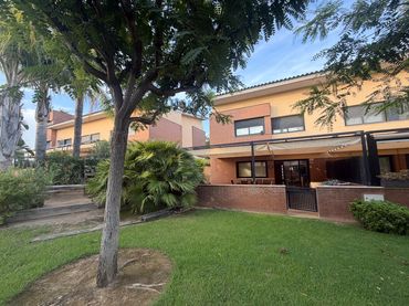 Adosado con balcón en venta en Carrer de Santiago Costa 7