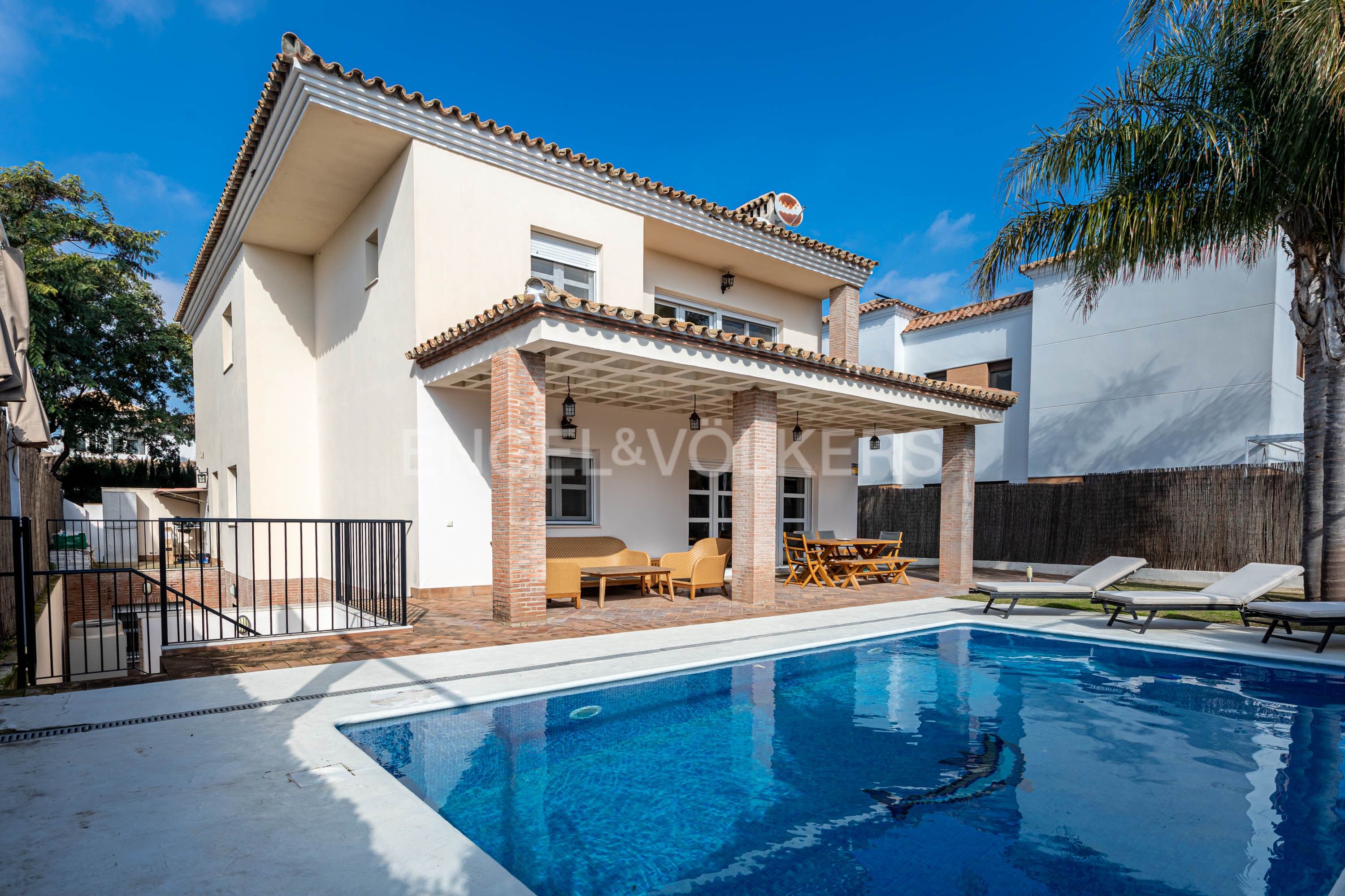 Exterior view of House or chalet for sale in Bormujos  with Air Conditioner, Heating and Private garden