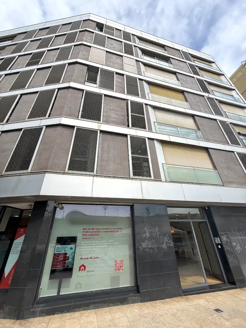 Exterior view of Flat for sale in L'Hospitalet de Llobregat  with Air Conditioner, Heating and Oven