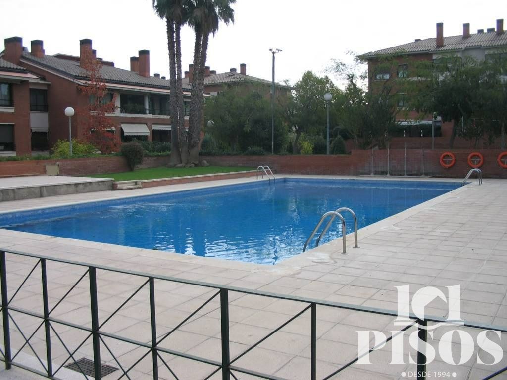Swimming pool of Attic to rent in Sant Cugat del Vallès  with Air Conditioner, Heating and Parquet flooring