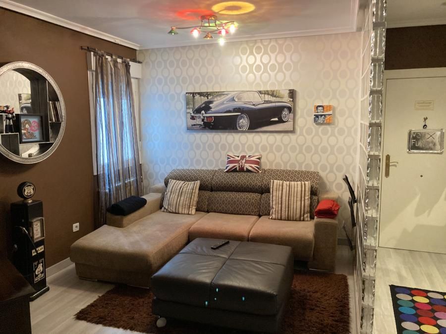 Sala d'estar de Pis en venda en León Capital  amb Calefacció, Terrassa i Forn