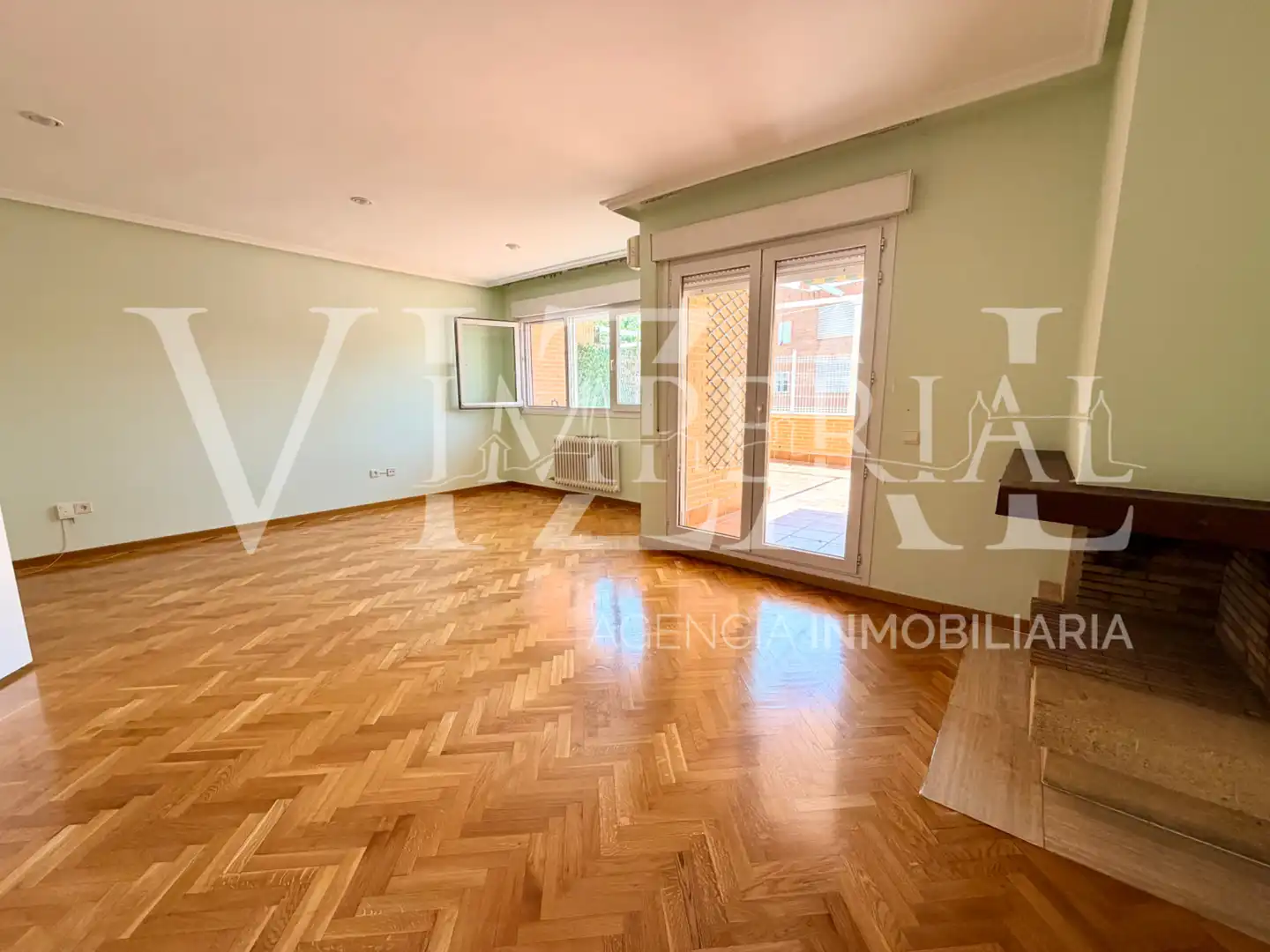 Sala d'estar de Casa adosada en venda en Toledo amb Aire condicionat, Parquet i Terrassa