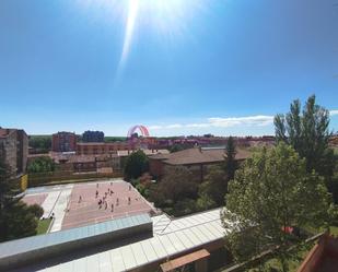 Vista exterior de Pis en venda en Burgos Capital amb Calefacció, Parquet i Terrassa