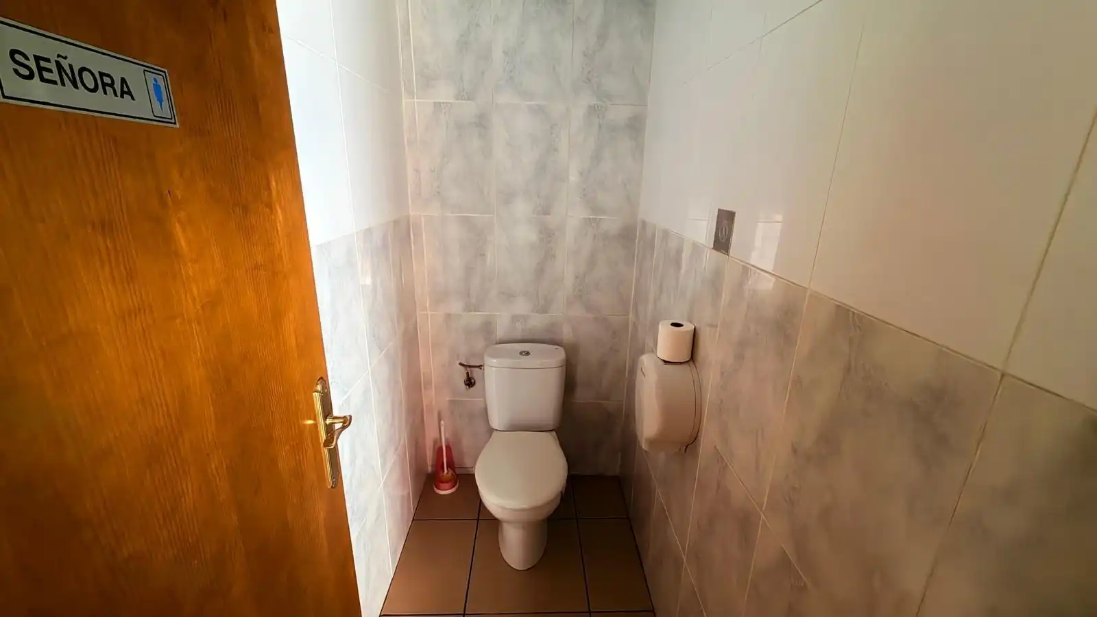 Local comercial en venta en Calle Calle Niceto Cuenca 62, imagen 9