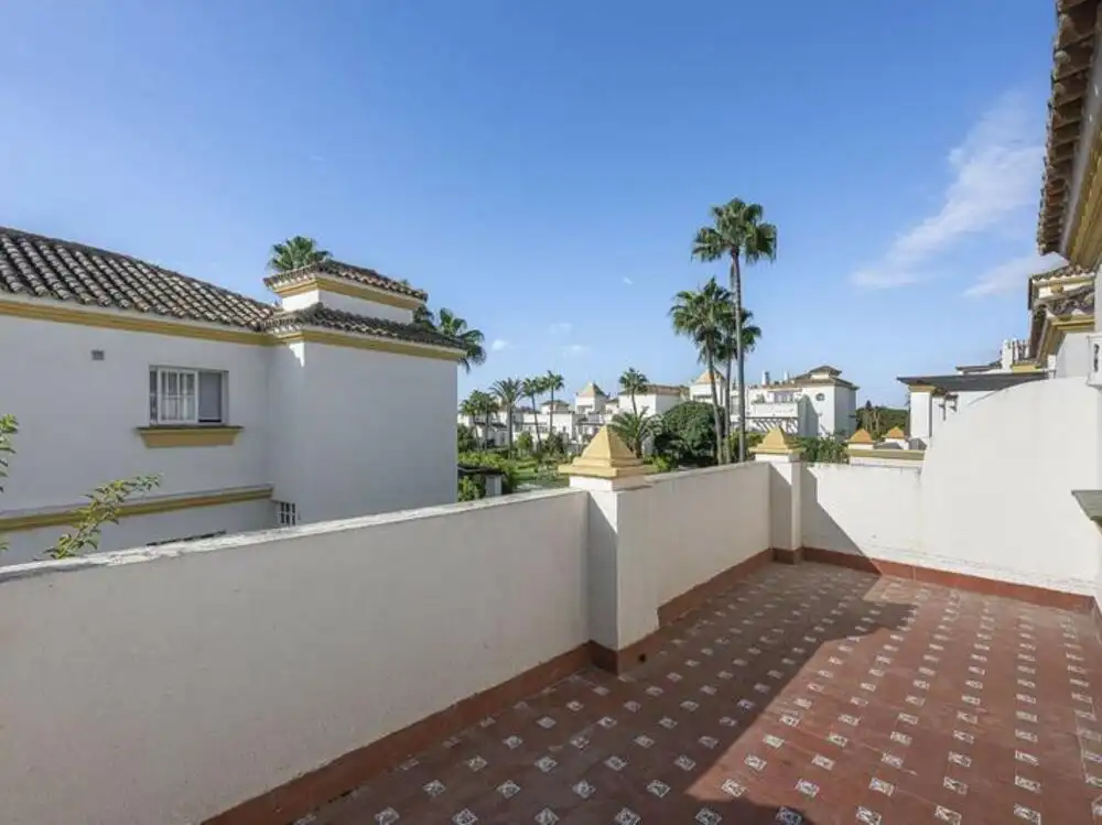 Jardí de Casa adosada en venda en Estepona amb Aire condicionat, Terrassa i Piscina
