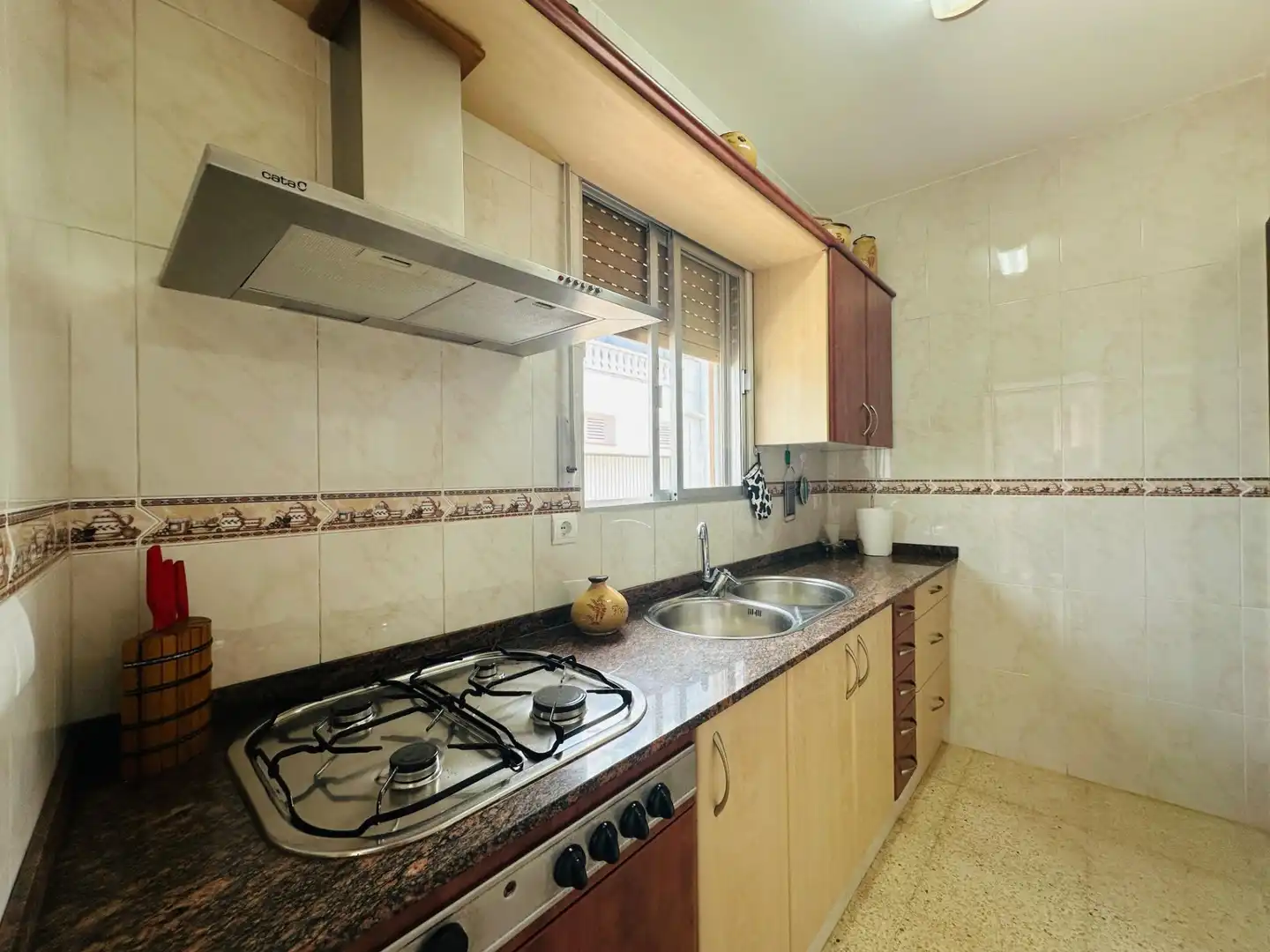 Cuina de Casa o xalet en venda en Sant Jaume d'Enveja amb Jardí privat i Moblat
