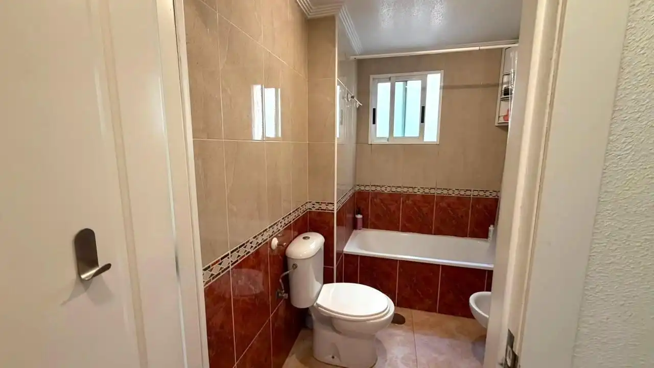 Baño de Apartamento en venta en Torrevieja con Aire acondicionado y Amueblado