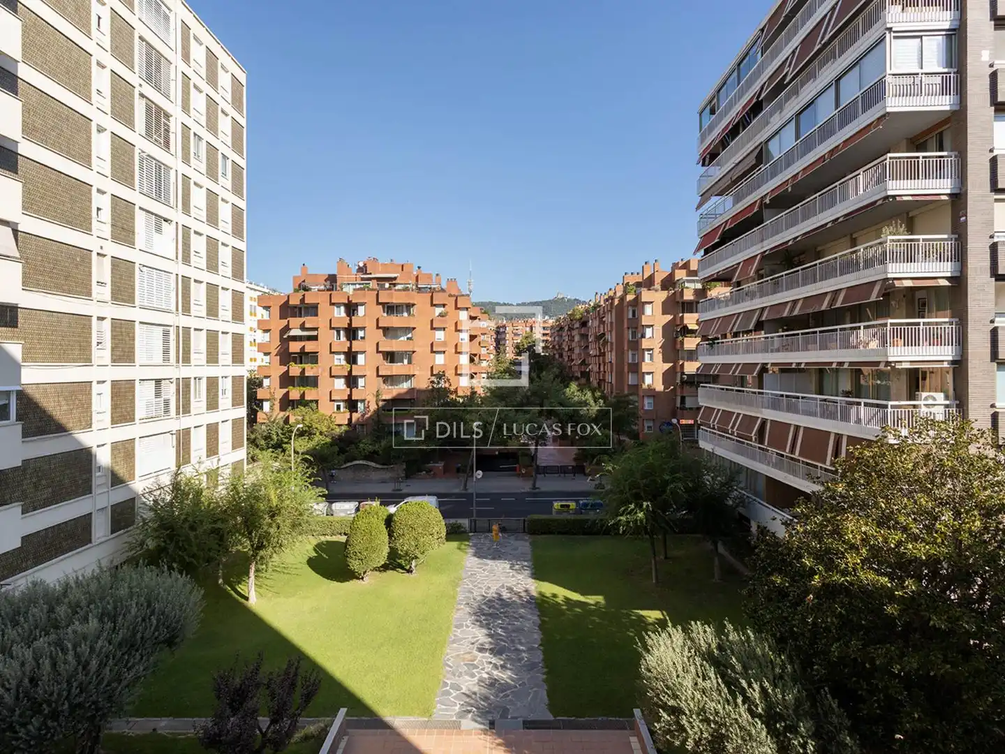 Vista exterior de Pis en venda en Barcelona amb Aire condicionat, Terrassa i Balcó
