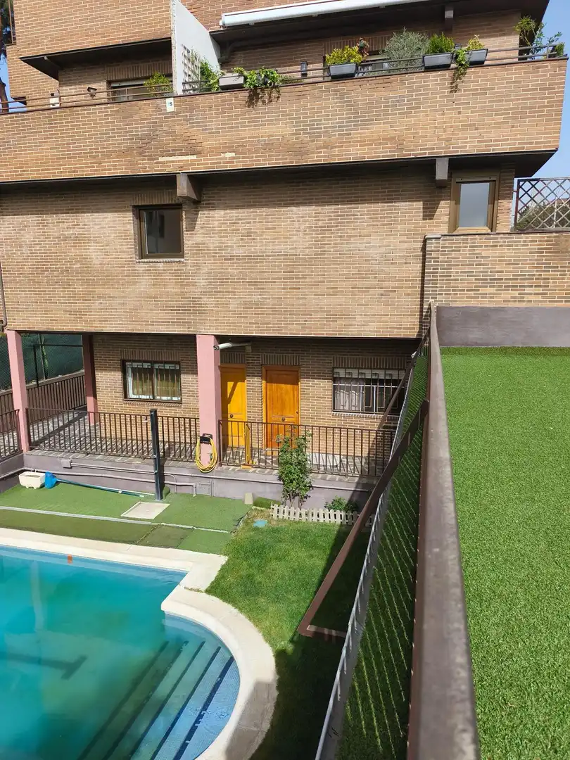 Vista exterior de Estudi en venda en Madrid amb Calefacció, Jardí privat i Parquet