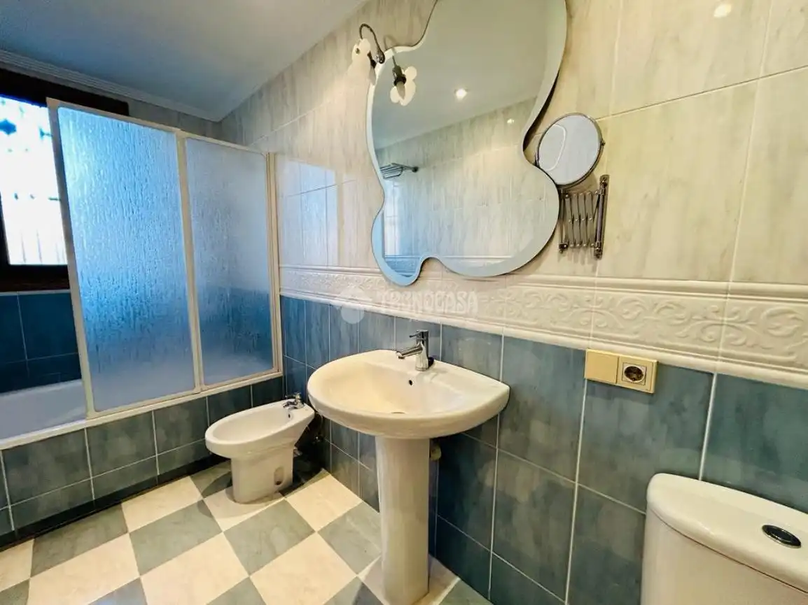 Bathroom of Flat for sale in Laguna de Duero  with Parquet flooring
