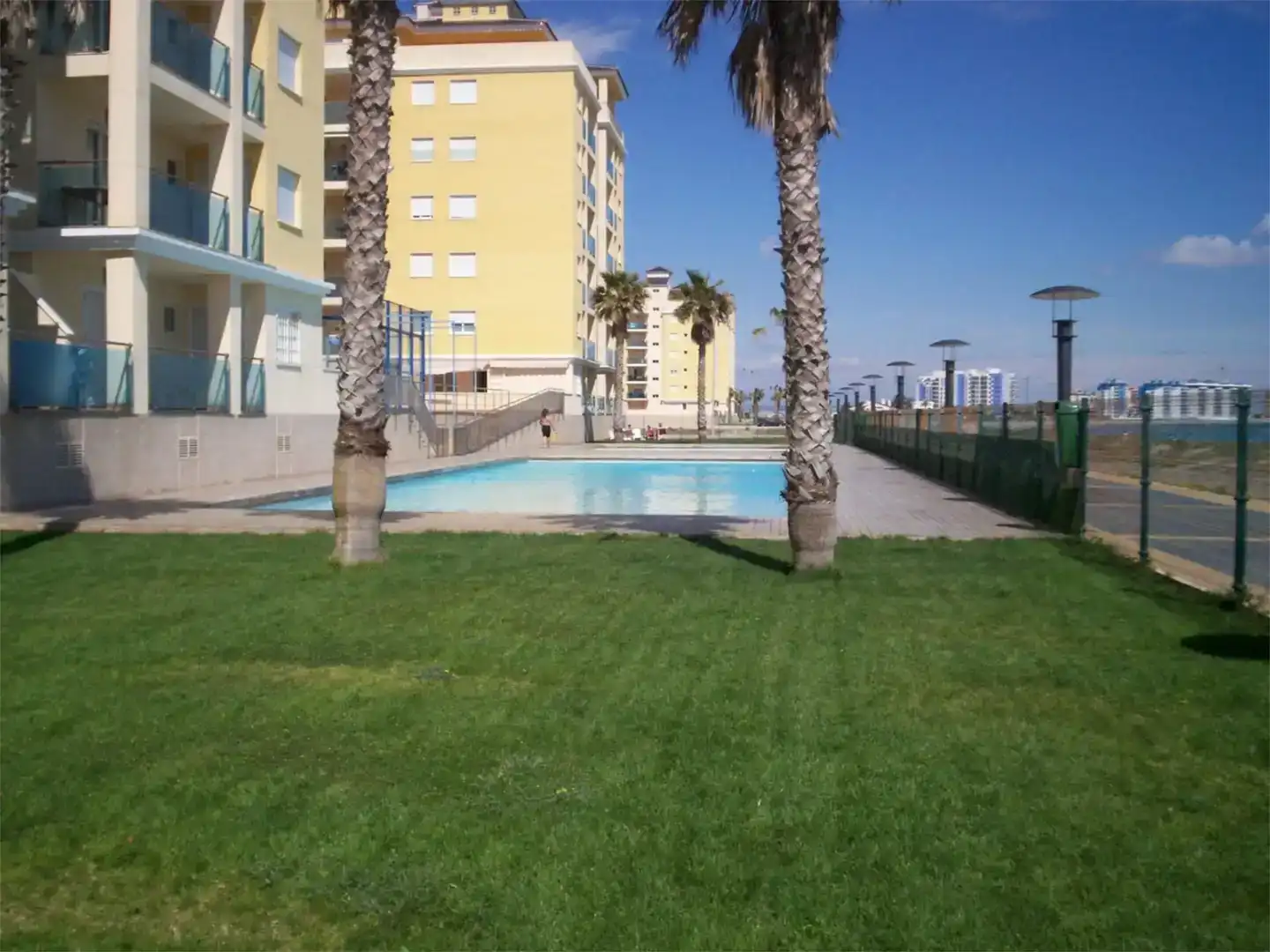 Piscina de Pis de lloguer en La Manga del Mar Menor amb Aire condicionat, Jardí privat i Piscina