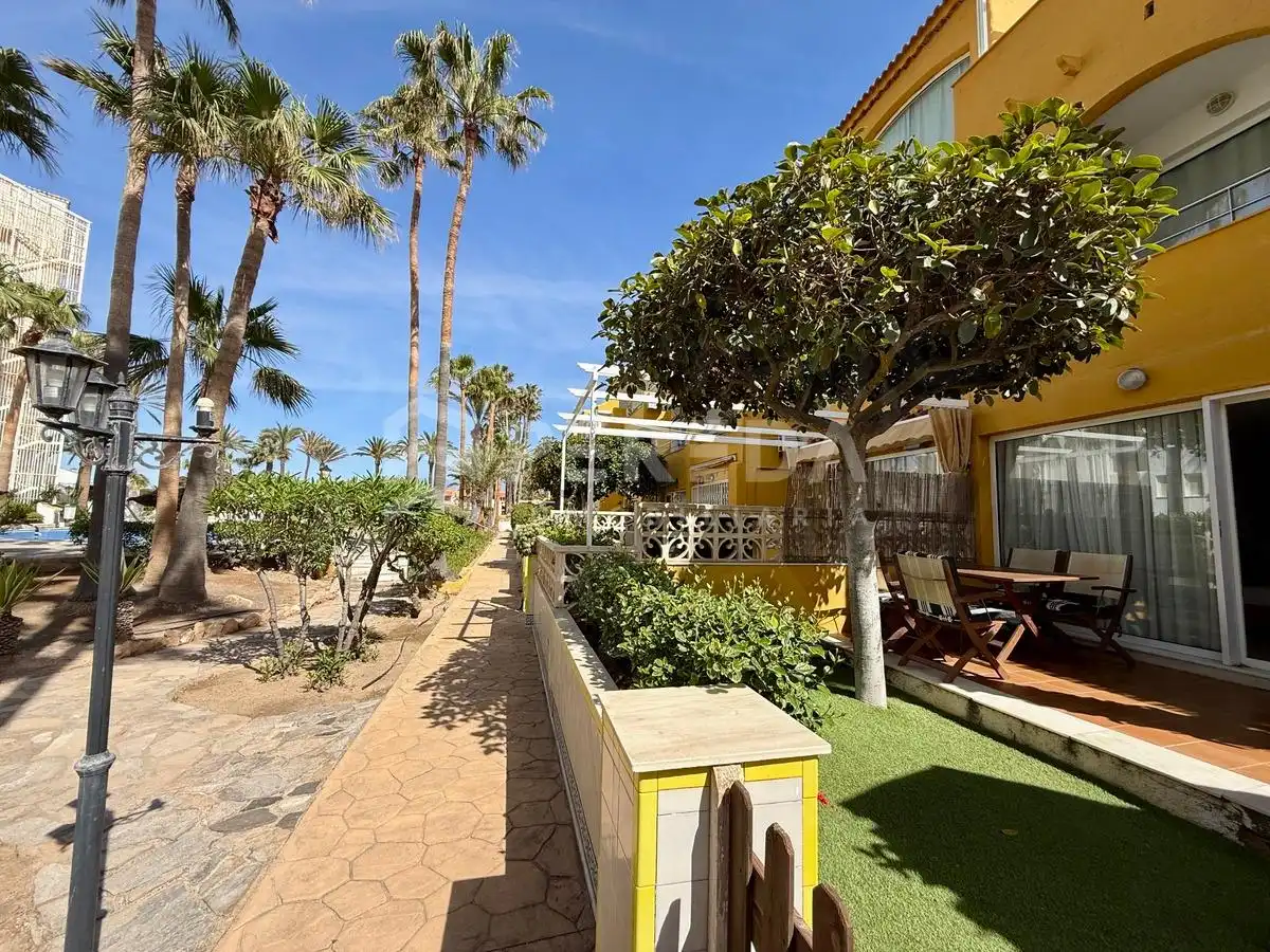 Außenansicht von Erdgeschoss zum Verkauf in Roquetas de Mar mit Privatgarten, Möbliert und Gemeinschaftspool