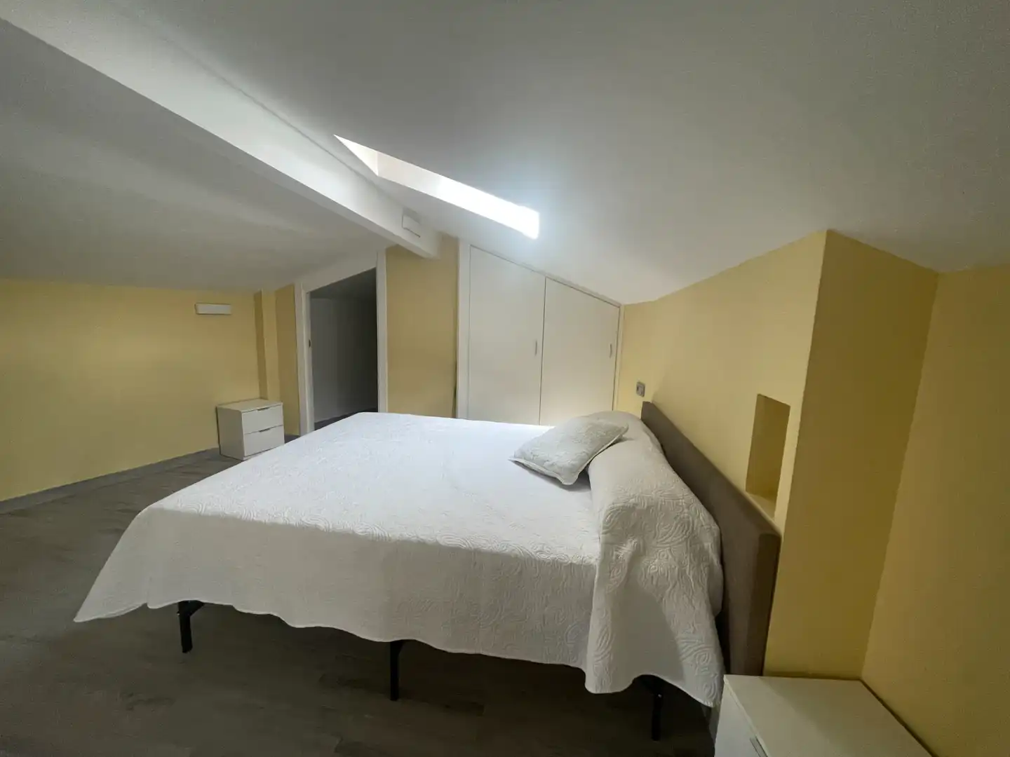 Schlafzimmer von Wohnung zur Miete in Trujillo mit Klimaanlage, Heizung und Abstellraum