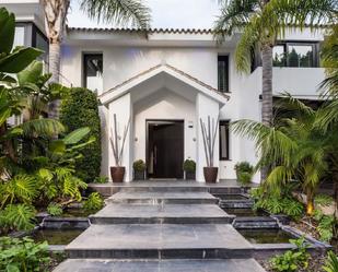 Vista exterior de Casa o xalet en venda en Marbella amb Aire condicionat, Terrassa i Piscina