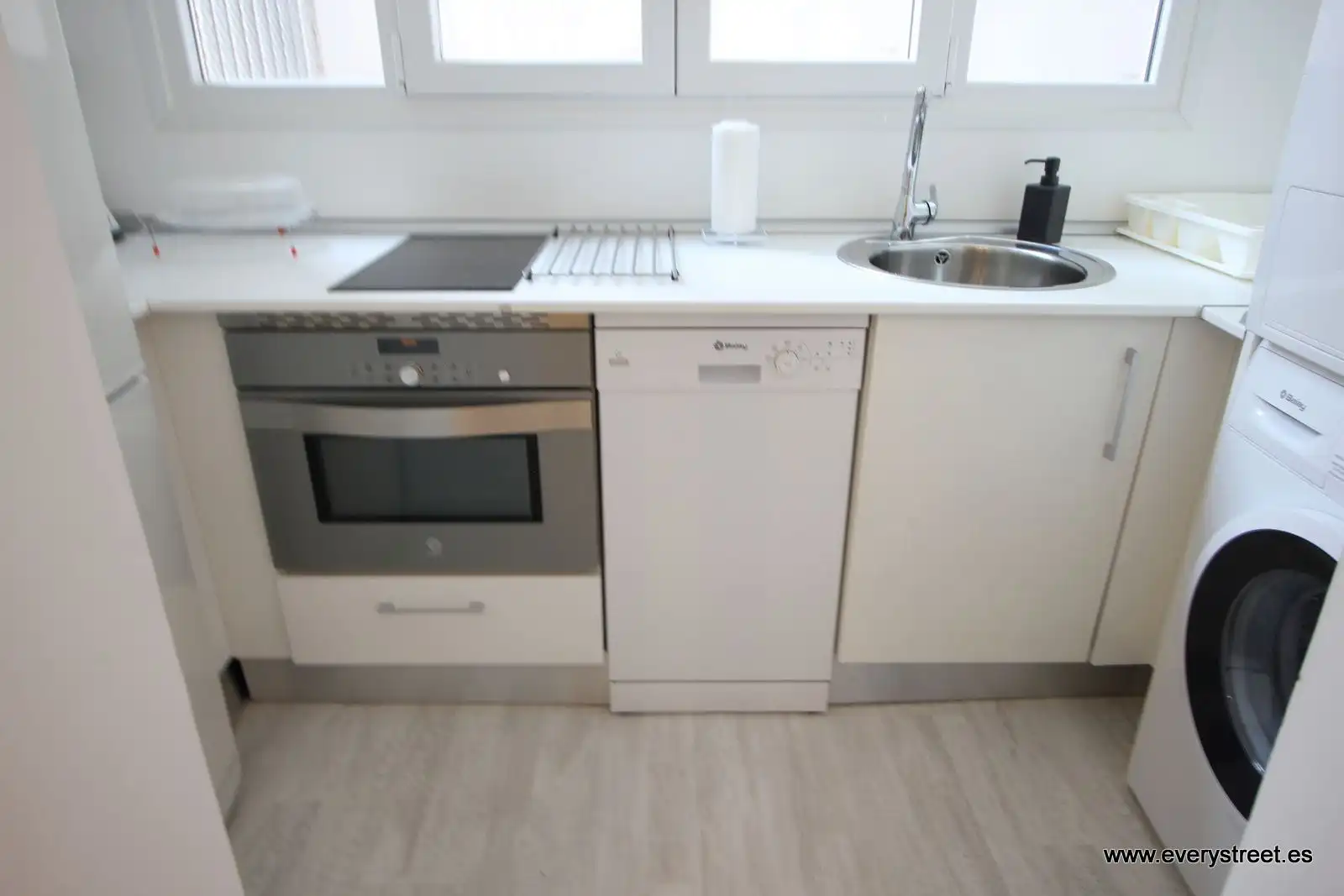 Cuina de Loft de lloguer en Madrid amb Aire condicionat, Calefacció i Moblat