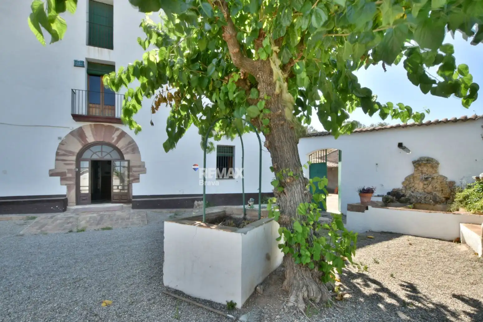 Vista exterior de Finca rústica en venda en Sant Andreu de la Barca amb Jardí privat