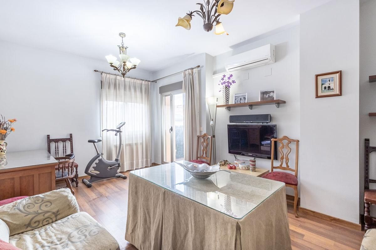 Living room of Flat for rent in  Granada Capital  with Air Conditioner, Heating and Terrace