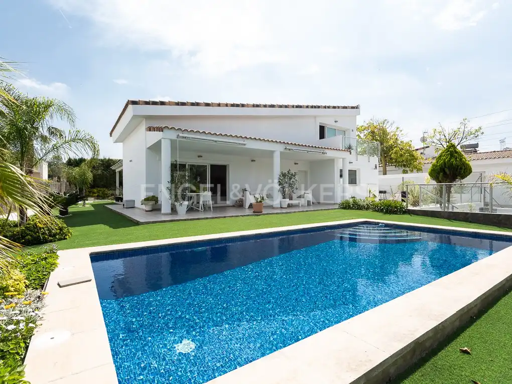 Vista exterior de Casa o xalet de lloguer en Bétera amb Aire condicionat, Calefacció i Jardí privat
