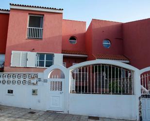 Vista exterior de Casa adosada en venda en Guía de Isora amb Terrassa, Traster i Moblat