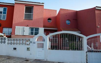 Vista exterior de Casa adosada en venda en Guía de Isora amb Terrassa