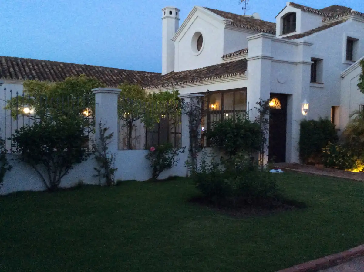 Casa con jardín en venta en San Pedro de Alcántara, imagen 2