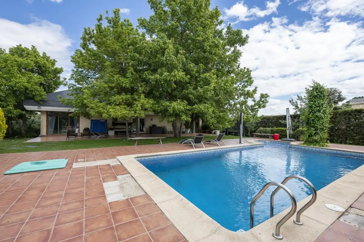 Piscina de Casa o chalet en venta en Boadilla del Monte con Aire acondicionado, Calefacción y Jardín privado