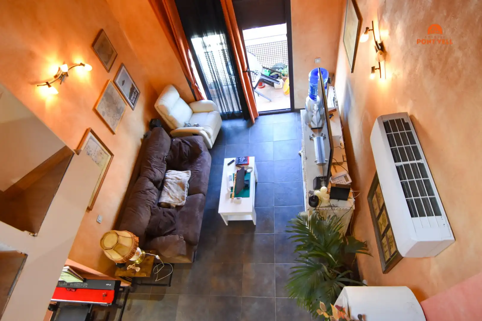 Wohnzimmer von Einfamilien-Reihenhaus zum Verkauf in La Bisbal d'Empordà mit Klimaanlage, Heizung und Terrasse
