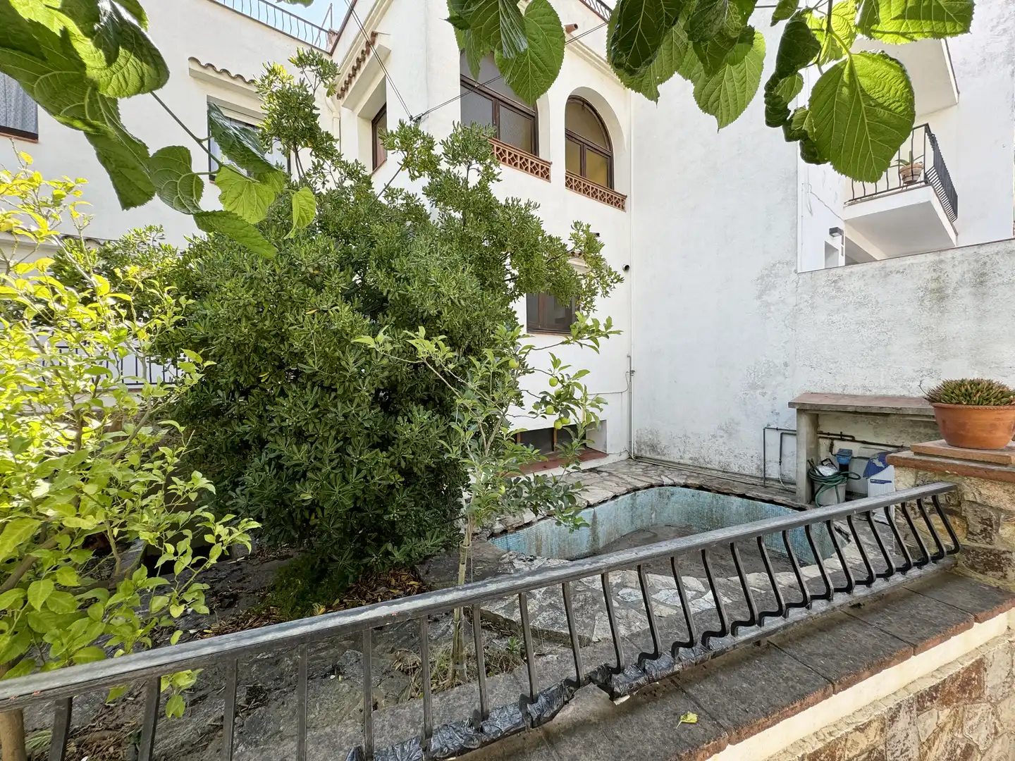 Vista exterior de Casa adosada en venta en L'Escala con Jardín privado, Terraza y Amueblado