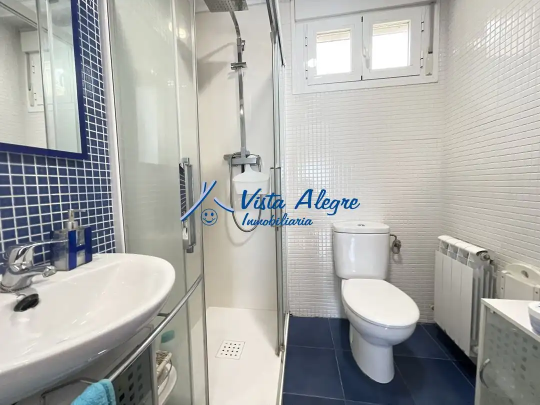 Badezimmer von Einfamilien-Reihenhaus zum Verkauf in Zarratón mit Heizung, Privatgarten und Parkett