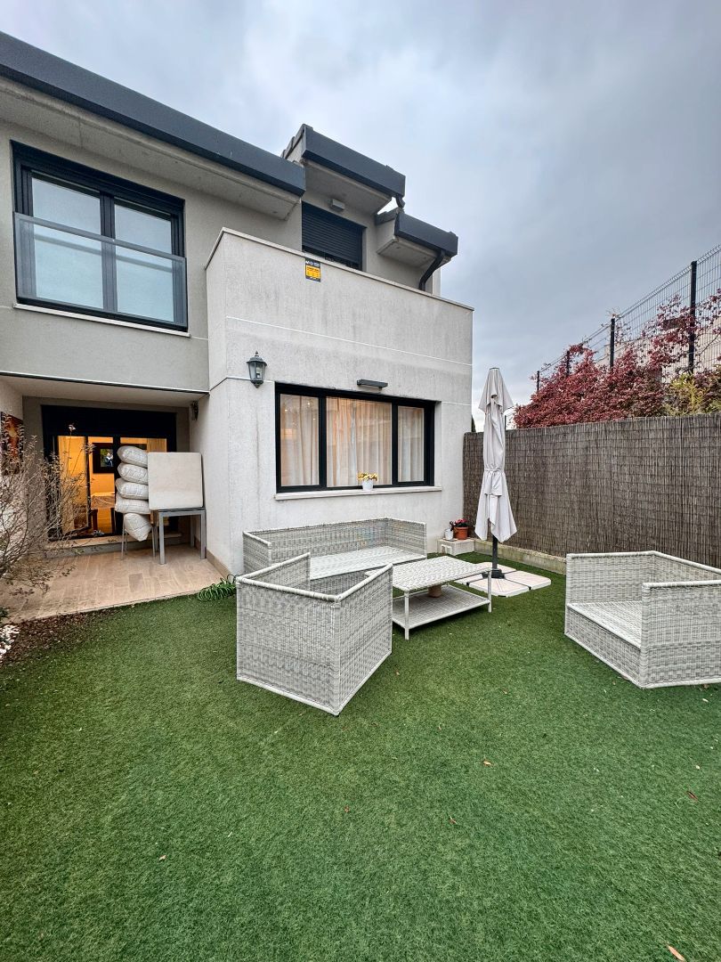 Terraza de Casa adosada de alquiler en Boadilla del Monte con Aire acondicionado, Calefacción y Jardín privado