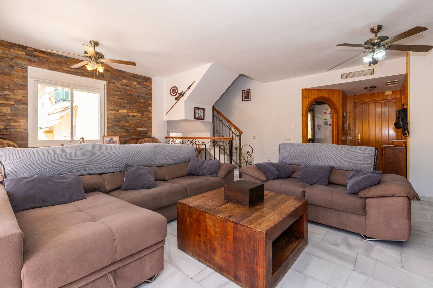 Sala d'estar de Casa adosada en venda en Estepona amb Terrassa, Traster i Balcó