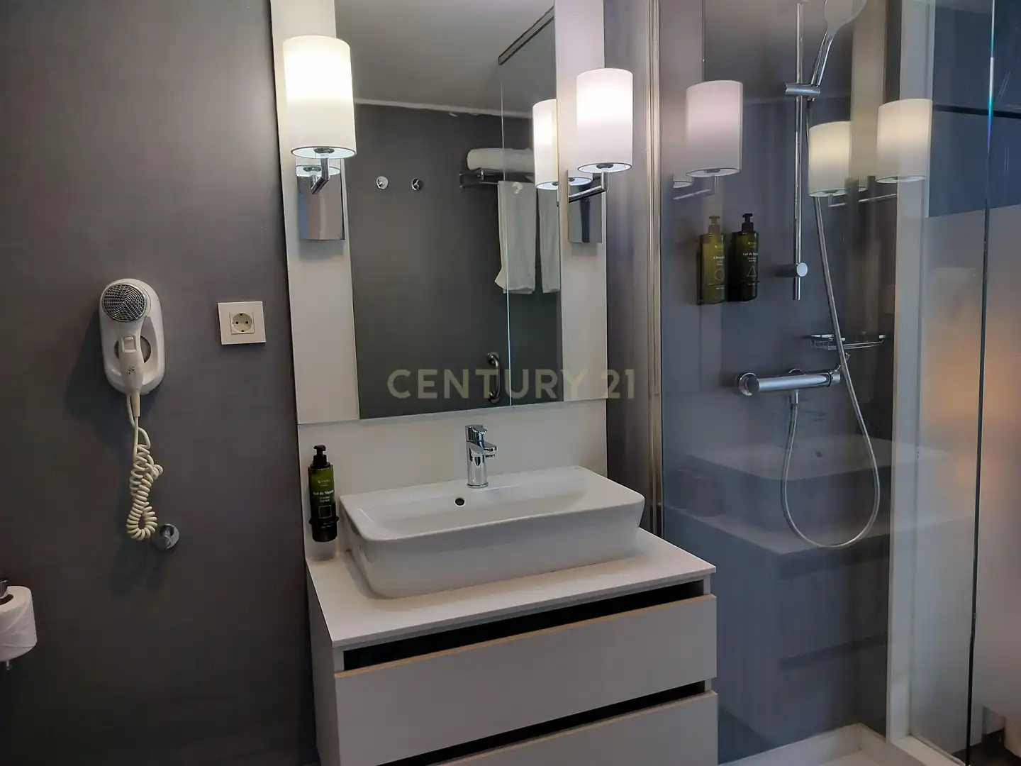 Bathroom of Study for sale in Fuengirola  with Air Conditioner and TV