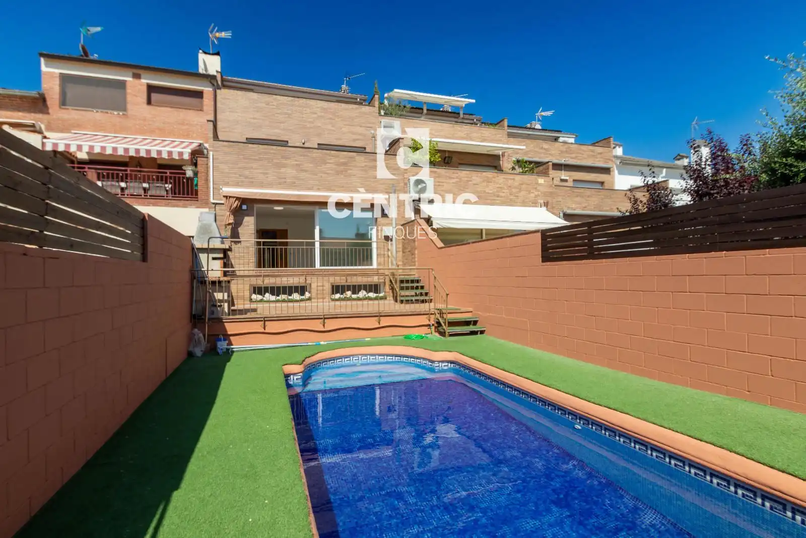 Vista exterior de Casa o xalet en venda en Castellar del Vallès amb Aire condicionat, Calefacció i Terrassa