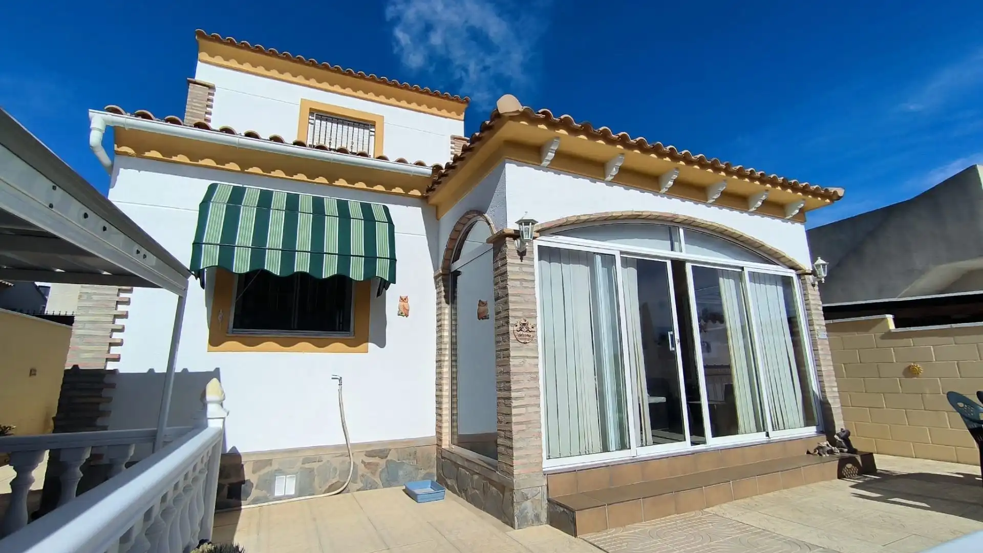 Vista exterior de Casa o xalet en venda en Polop amb Aire condicionat, Calefacció i Jardí privat
