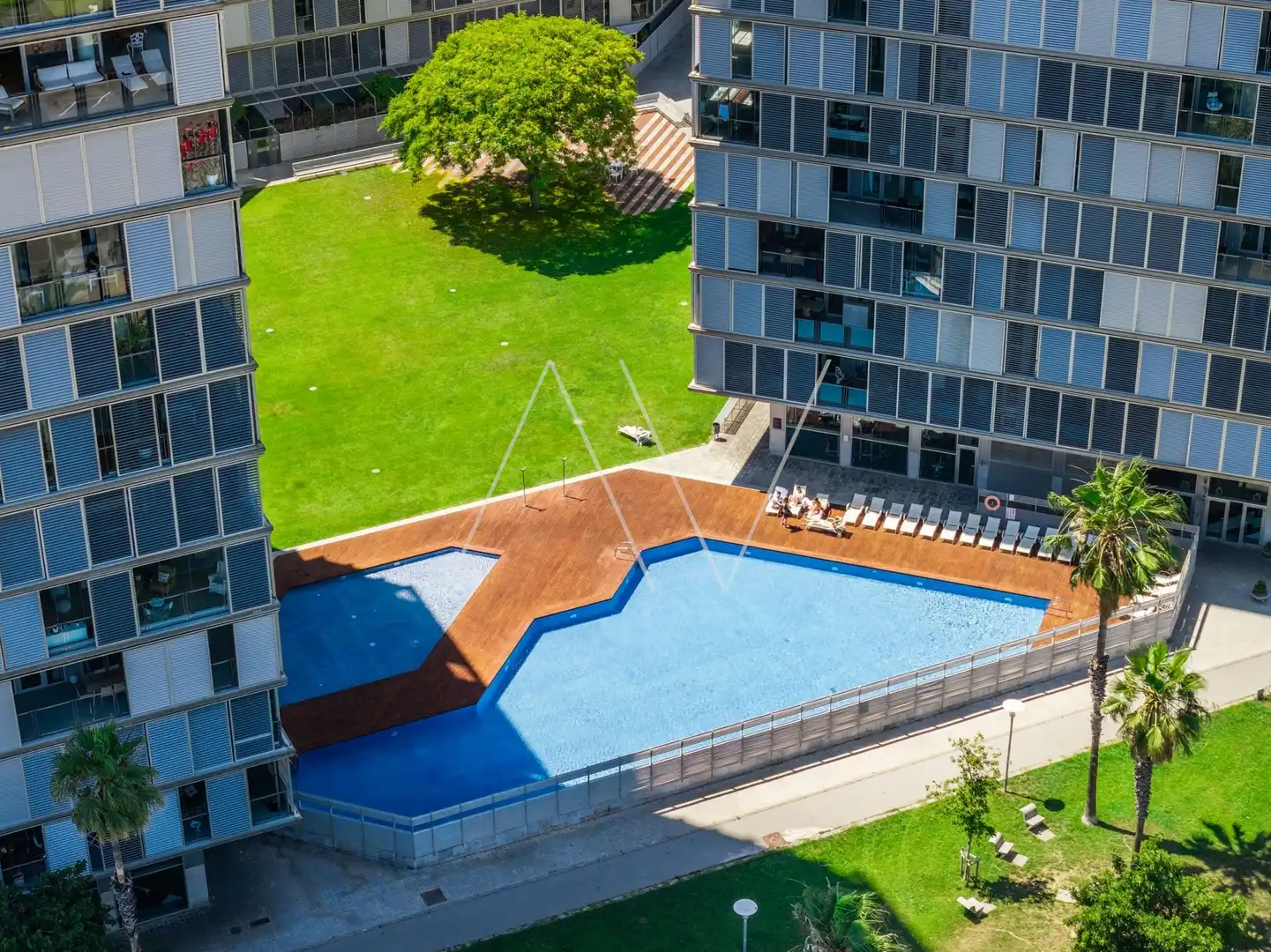 Schwimmbecken von Wohnung zum Verkauf in Barcelona mit Klimaanlage, Heizung und Terrasse