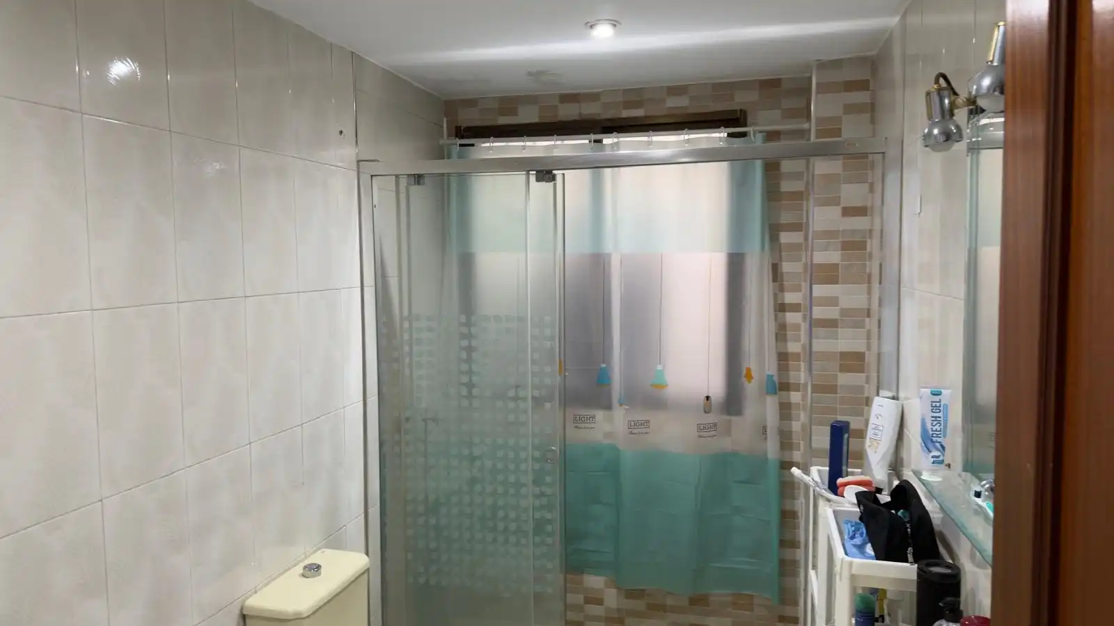 Baño de Piso para compartir en Granada con Calefacción, Terraza y Amueblado