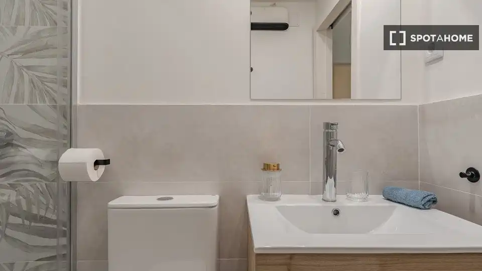 Bathroom of Flat for rent in L'Hospitalet de Llobregat  with Air Conditioner, Heating and Furnished