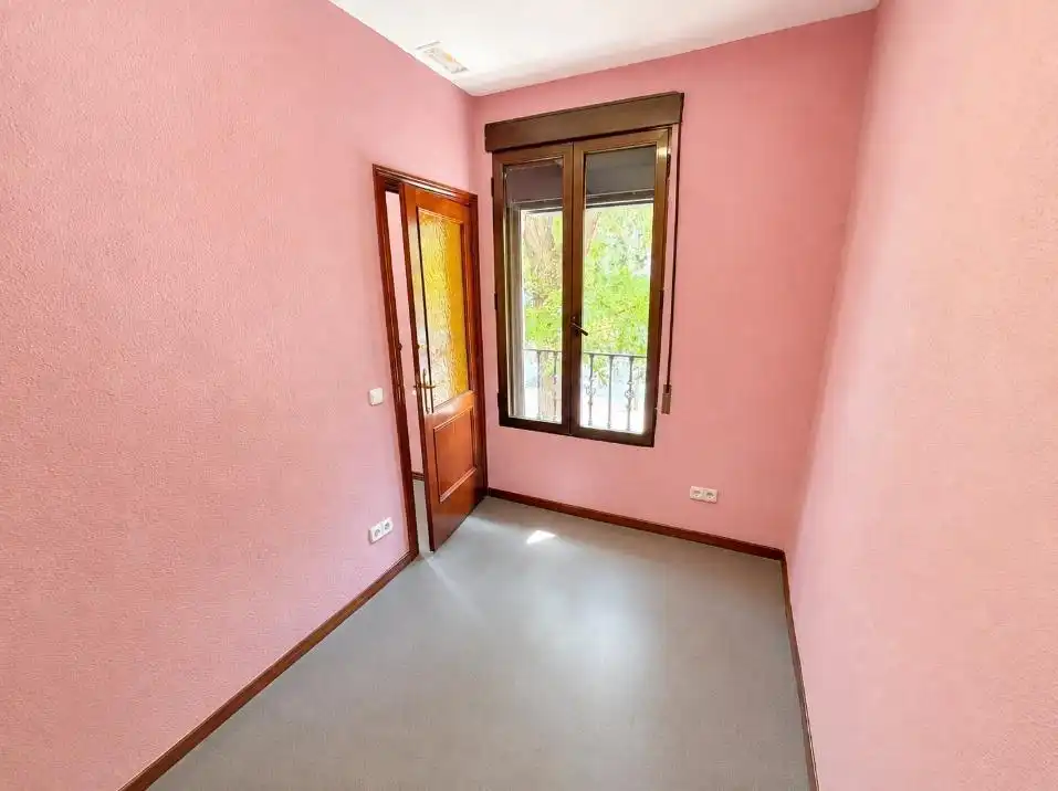 Schlafzimmer von Büro zur Miete in Madrid mit Klimaanlage