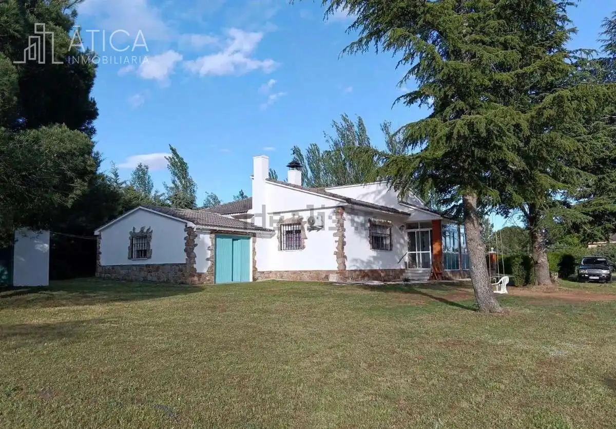 Detached house with pool for sale in Calzada de Valdunciel