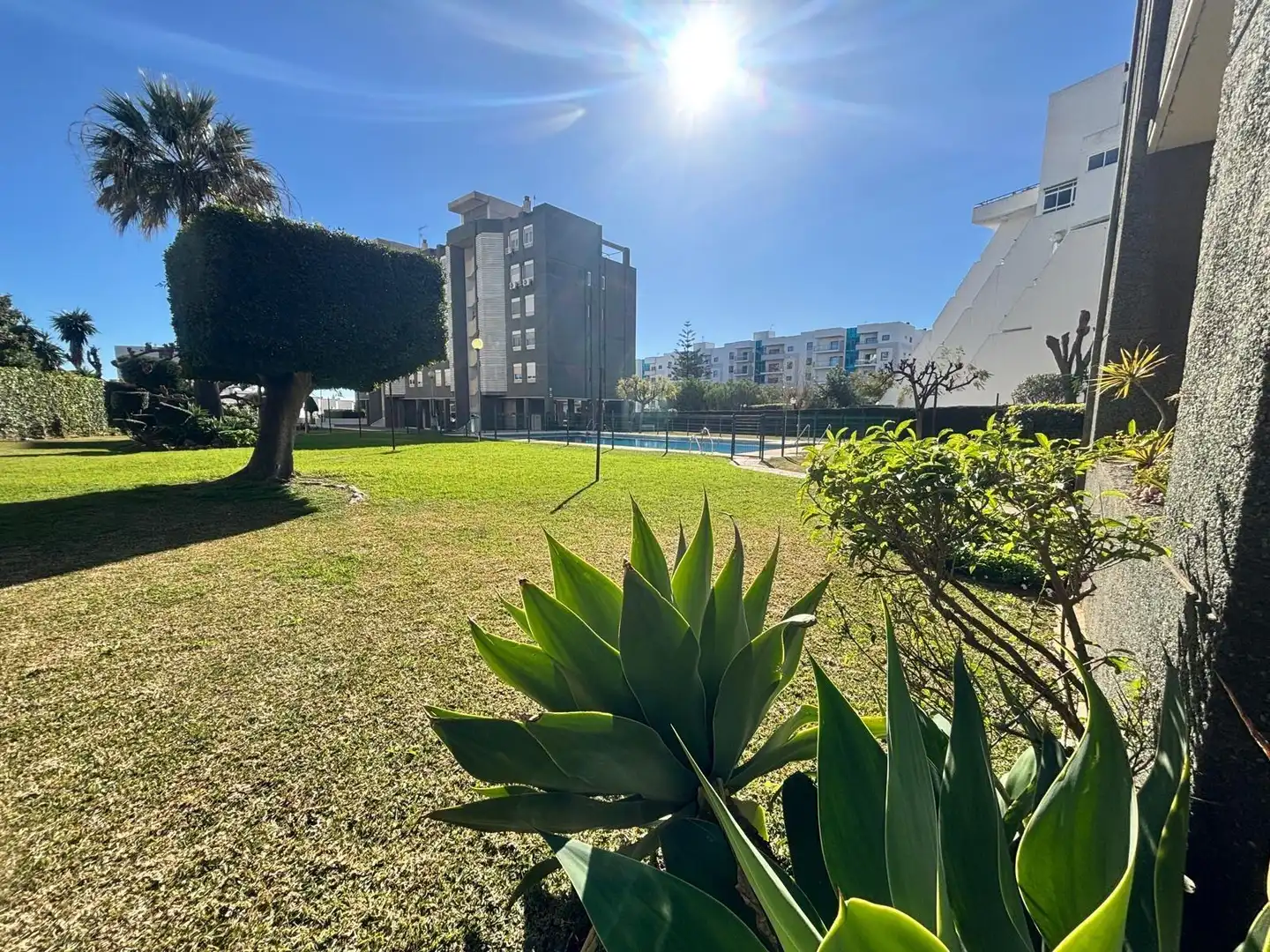 Vista exterior de Pis en venda en Benalmádena amb Jardí privat, Terrassa i Balcó