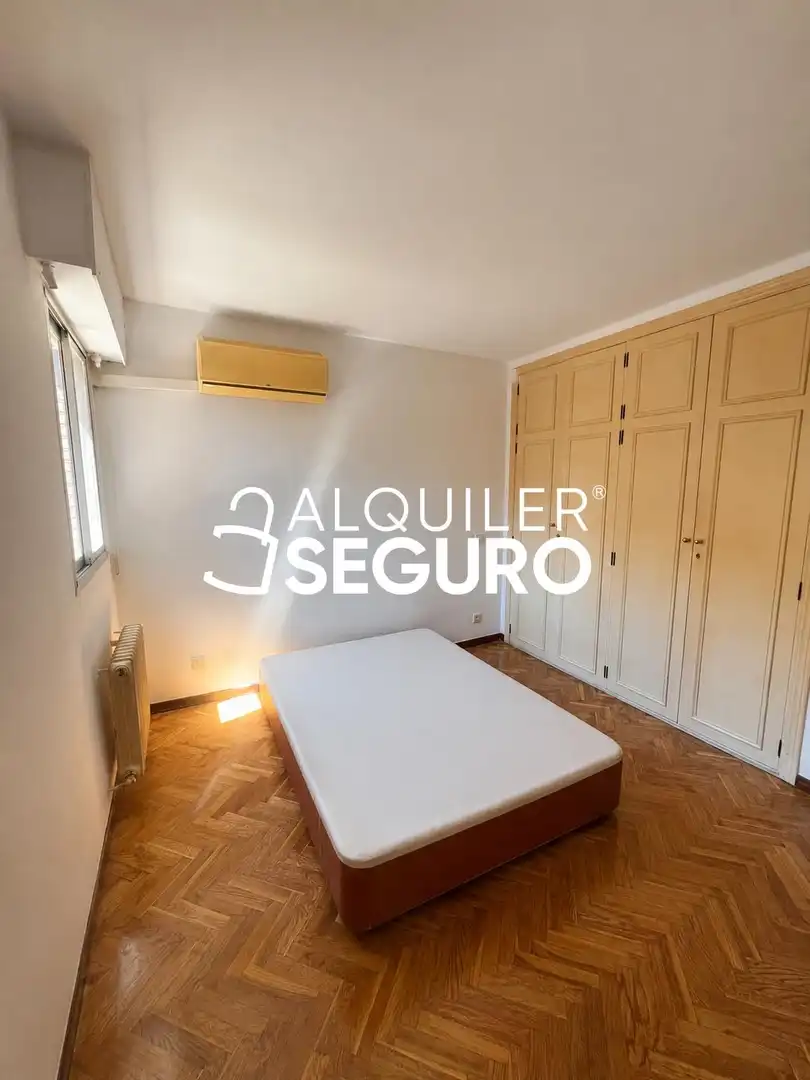 Dormitori de Pis de lloguer en Madrid amb Aire condicionat, Calefacció i Terrassa