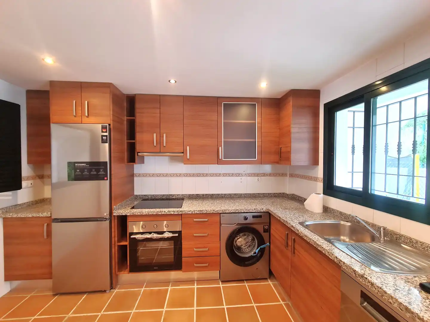 Cocina de Casa adosada en venta en Manilva con Terraza, Jacuzzi y Internet