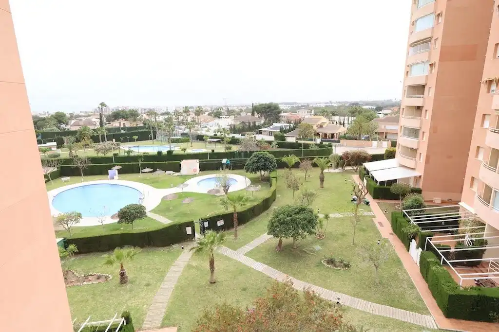 Apartamento con piscina en alquiler en Calle Teodoro llorente