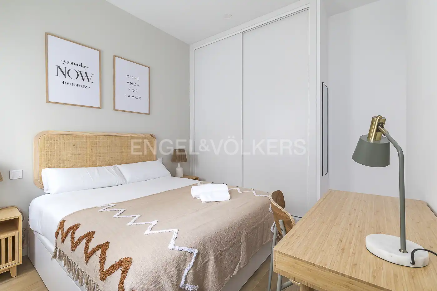 Dormitori de Apartament de lloguer en Madrid amb Aire condicionat, Calefacció i Moblat