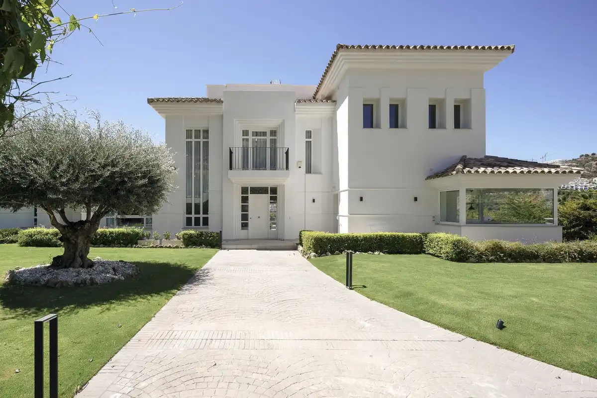Chalet con piscina en venta en Benahavís pueblo
