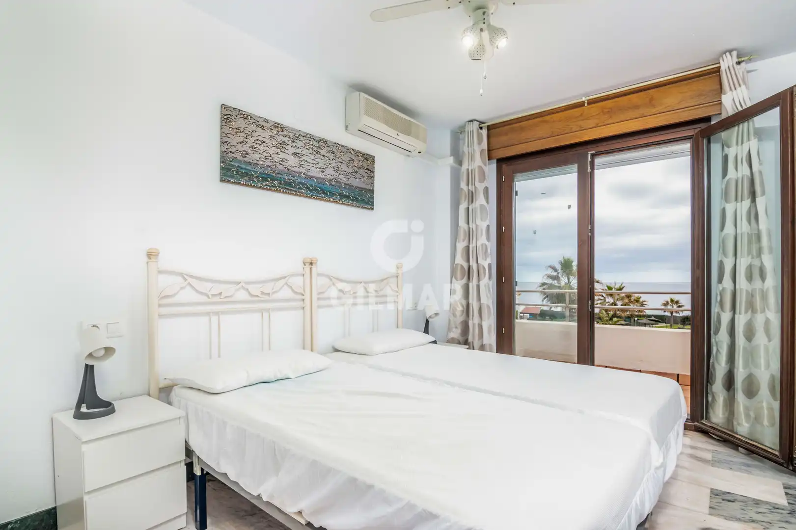 Schlafzimmer von Einfamilien-Reihenhaus zum Verkauf in Manilva mit Heizung, Privatgarten und Schwimmbad